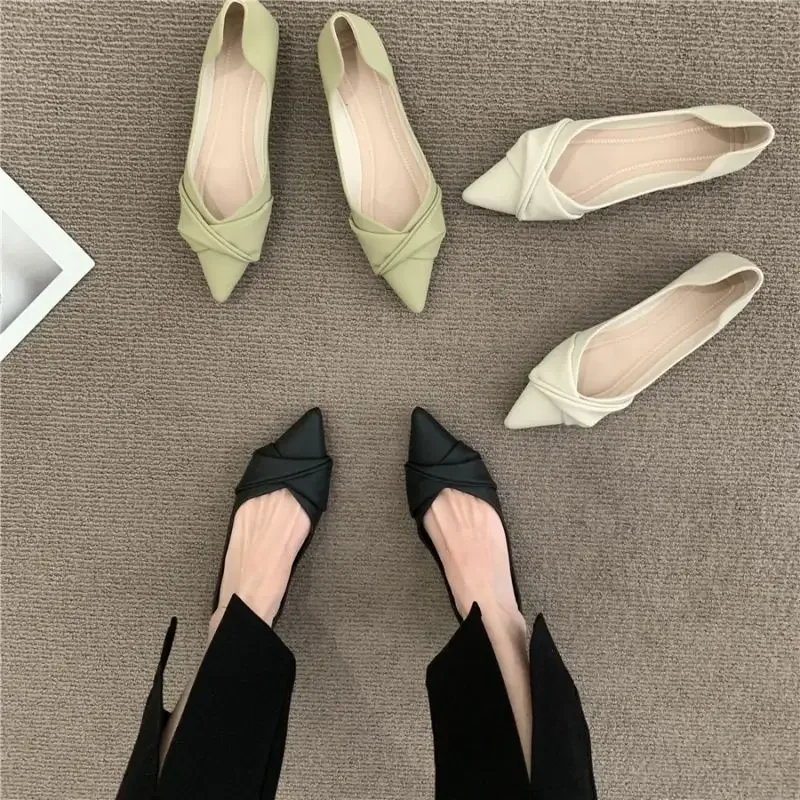 Flache Damenschuhe, schwarz, spitzer Zehenbereich, Damenschuhe, niedriger Absatz, eleganter Slip-on, echtes Mark, Sommer 2025, soziales Angebot, Luxusmarke