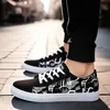 2025 frühling Sommer Tuch Schuhe Herren Casual Schuhe Kühlen Street Style Flache Marke Männliche Schuhe Schwarz Rot Blau KA 39020