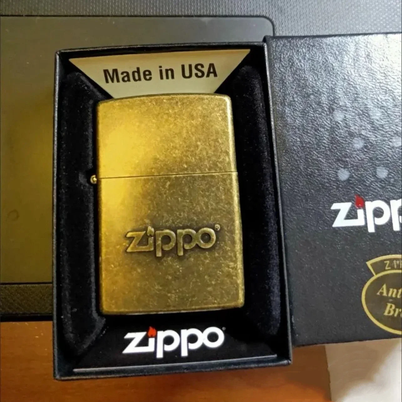 Zippo Feuerzeug Vintage Golden Brass mit geprägtem Zippo Windproof Collection im Karton Image