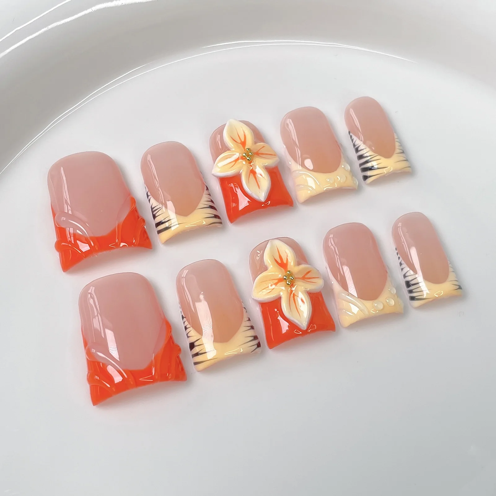 Koren Style Duckbill Falsche Nägel, handgefertigt, zum Aufdrücken der Nägel mit 3D-Schnitzblume, tragbar, Y2K, französische kurze falsche Nagelspitzen Image