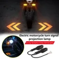 Indicatore di direzione per moto con proiezione Indicatore di direzione Luce per moto Indicatore di direzione ambientale a LED Evidenzia la luce di avvertimento