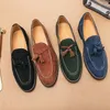Business-Männer-Schuhe mit Fransen, Männer tragen bequeme, langlebige, modische kleine Lederschuhe auf einem Fuß, soziale Schuhe, Größe 38–47