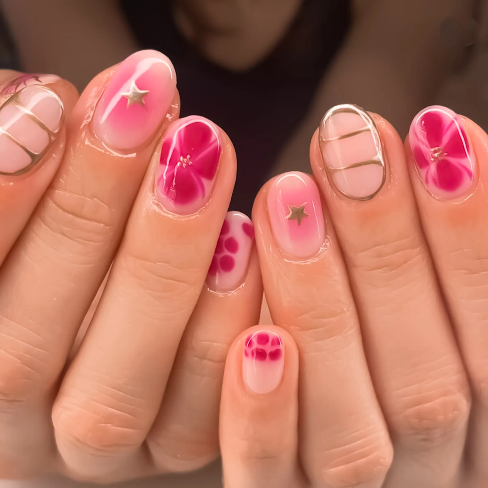 Tragbare süße Blumensterne kurze runde künstliche Nägel 24 Stück Mandel Press On Nails Pink Blush French Fake Nails Fashion Y2k Nail Art Image