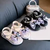 Kinder Sandalen Schuhe Kuromi PU Leder Schuhe Schleife Perle Sommerschuhe für Mädchen rutschfeste weiche Unterseite Weiß Schwarz Schuhe Größe 26-37