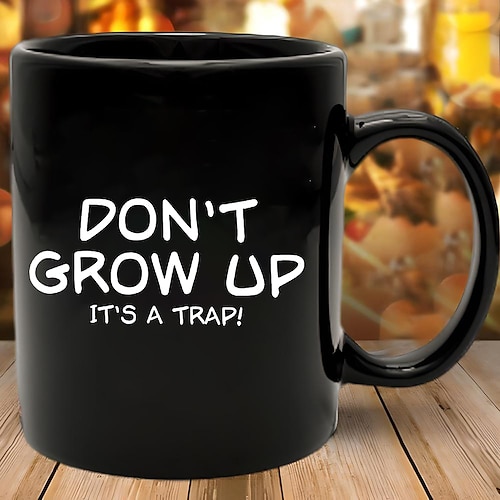lustige Kaffeetasse, Geschenk, „Don't grow up its a trap", schwarze Keramiktasse, 312 ml, sarkastisches Scherzgeschenk für Erwachsene, Männer, Frauen, Freunde Image