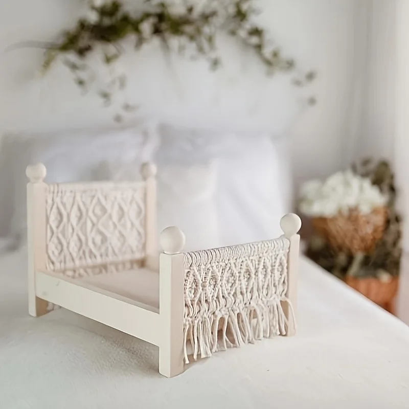 Gestricktes Holzbett, weißes zerlegtes Bett, böhmischer rustikaler europäischer Landhausstil, Fotografie-Requisite, Heimdekoration, Fotoshootings Image