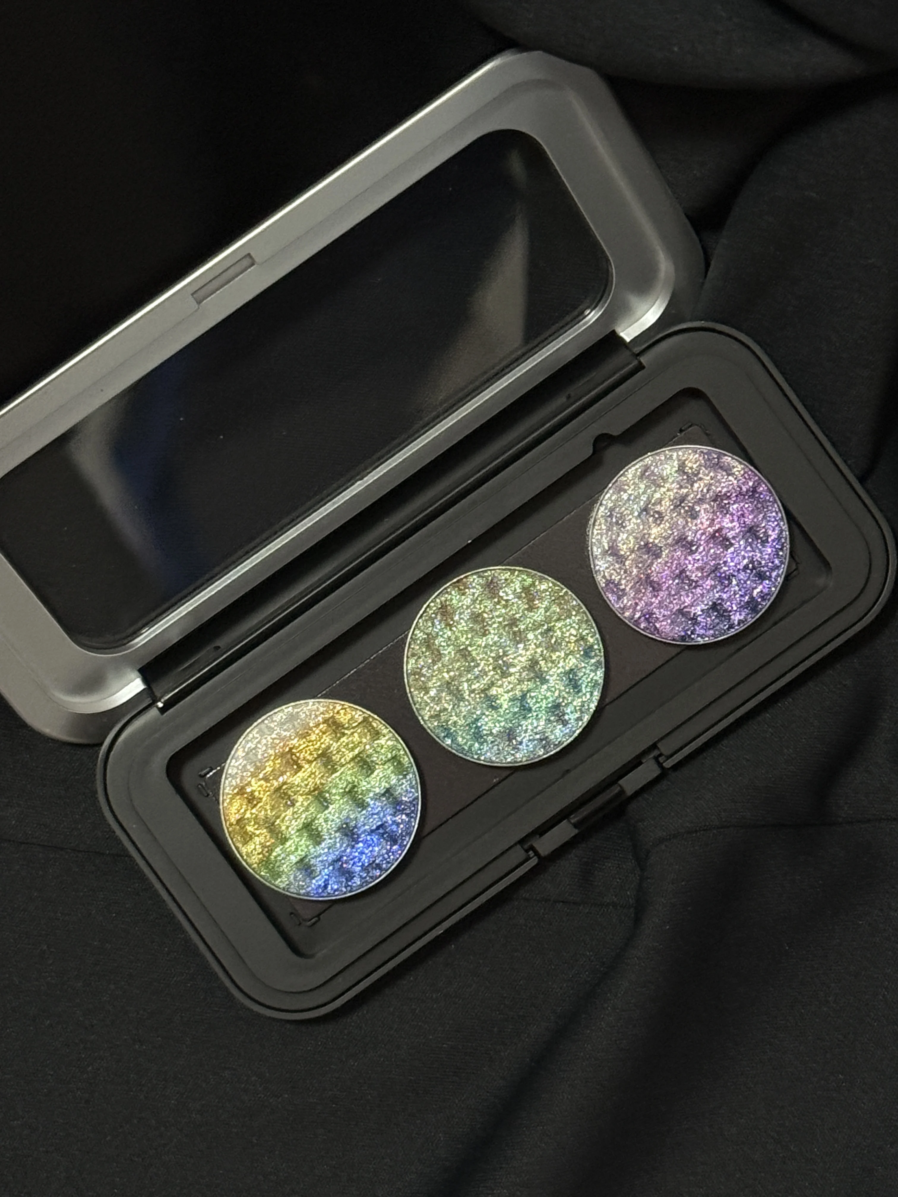 Weaving Chameleon Eyeshadow Matte Powder Metallic Highgloss Glitter Highlight Long Lasting Combined by Self Gift Disk Image