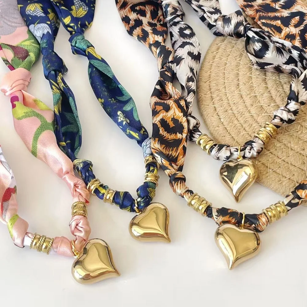 Elegante Bandana-Halskette mit mehreren Charms, modisches rosa-blaues Schal-Halsketten-Accessoire