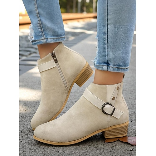 Burgunderrote Damenstiefeletten aus Wildlederimitat mit Schnallenriemen – stylische Stiefeletten mit niedrigem Absatz für lässige Outfits, Spaziergänge im Freien und Herbstkleidung Image