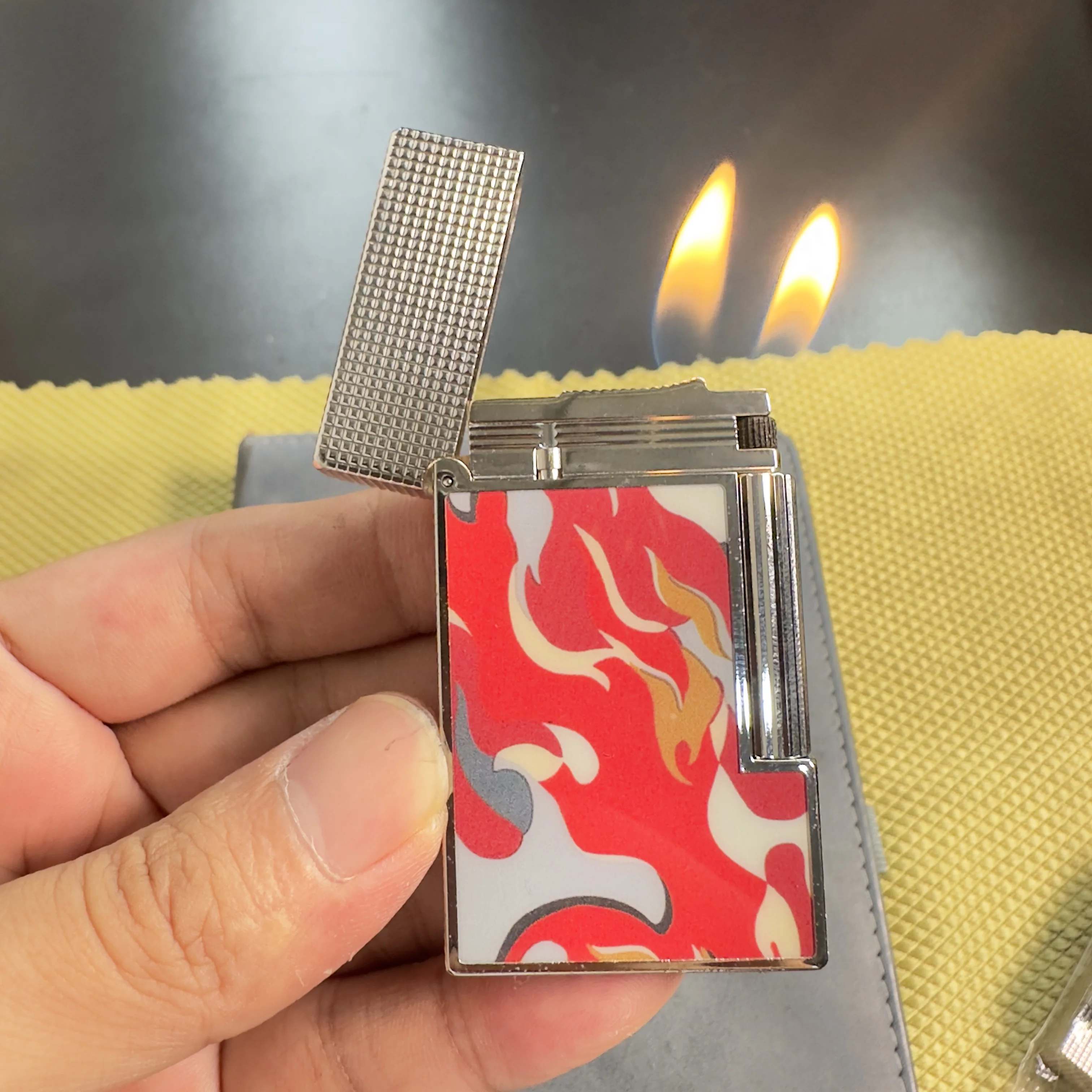 S.T.Dupont Hochwertiges maßgeschneidertes Feuerzeug, brandneues Tarnmuster, lauter Soundeffekt, wird mit einem Satz individueller Raucherzubehör geliefert. dupont logo Image