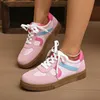 Große Sportschuhe mit runder Spitze, vielseitige, geschnürte, flache Unterseite, weiße Sneakers, niedrig geschnittene Freizeitschuhe für Damen in China
