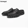Nietenbesatz Slip On Hausschuhe Herrenschuhe Schwarze Leder Pantoletten Verschleißfeste atmungsaktive einfarbige Schuhe Handgefertigte Herrenschuhe