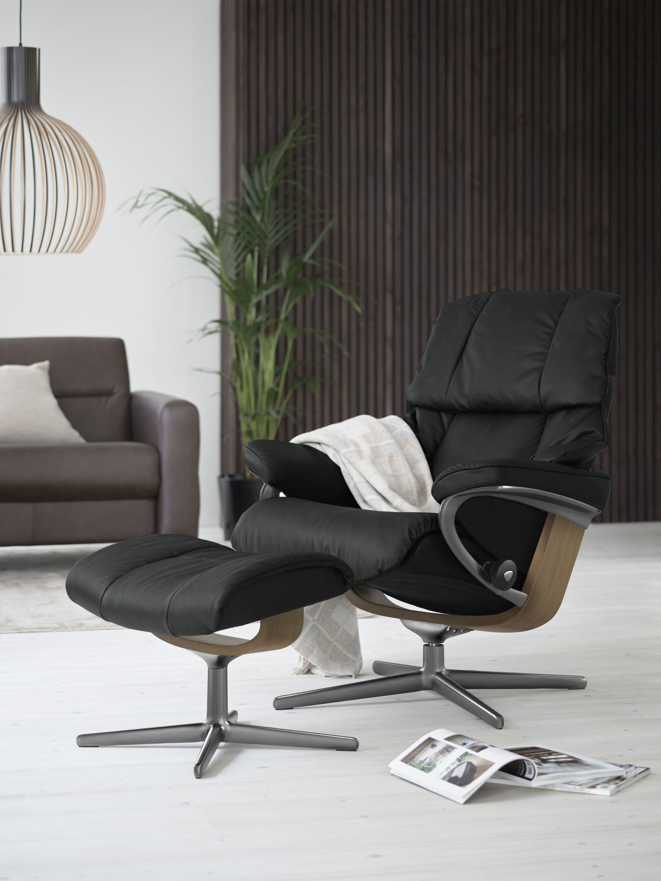Relaxsessel STRESSLESS "Reno", schwarz (schwarz paloma), B:92cm H:100cm T:80cm, Leder PALOMA: PALOMA ist ein durchgefärbtes Semianilin-Möbelleder mit natürlicher Narbung., Sessel, mit Hocker, mit Cross Base, Größe S, M & L, Holzakzent Eiche