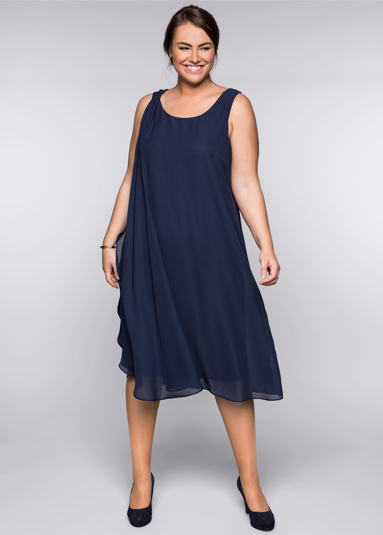 Chiffonkleid SHEEGO "Kleid", Damen, Gr. 42, Normalgrößen, blau (marine), 100% Polyester, unifarben, wadenlang, Rundhals, Kleider Image