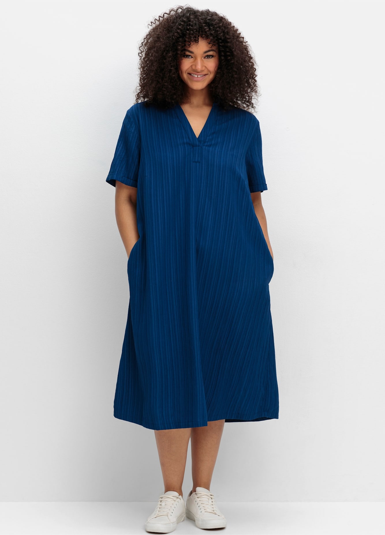Blusenkleid SHEEGO "Blusenkleid", Damen, Gr. 40, Normalgrößen, blau (blaubeere), 56% Viskose, 43% Polyester, 1% Elasthan, unifarben, wadenlang, V-Ausschnitt, Kleider Image