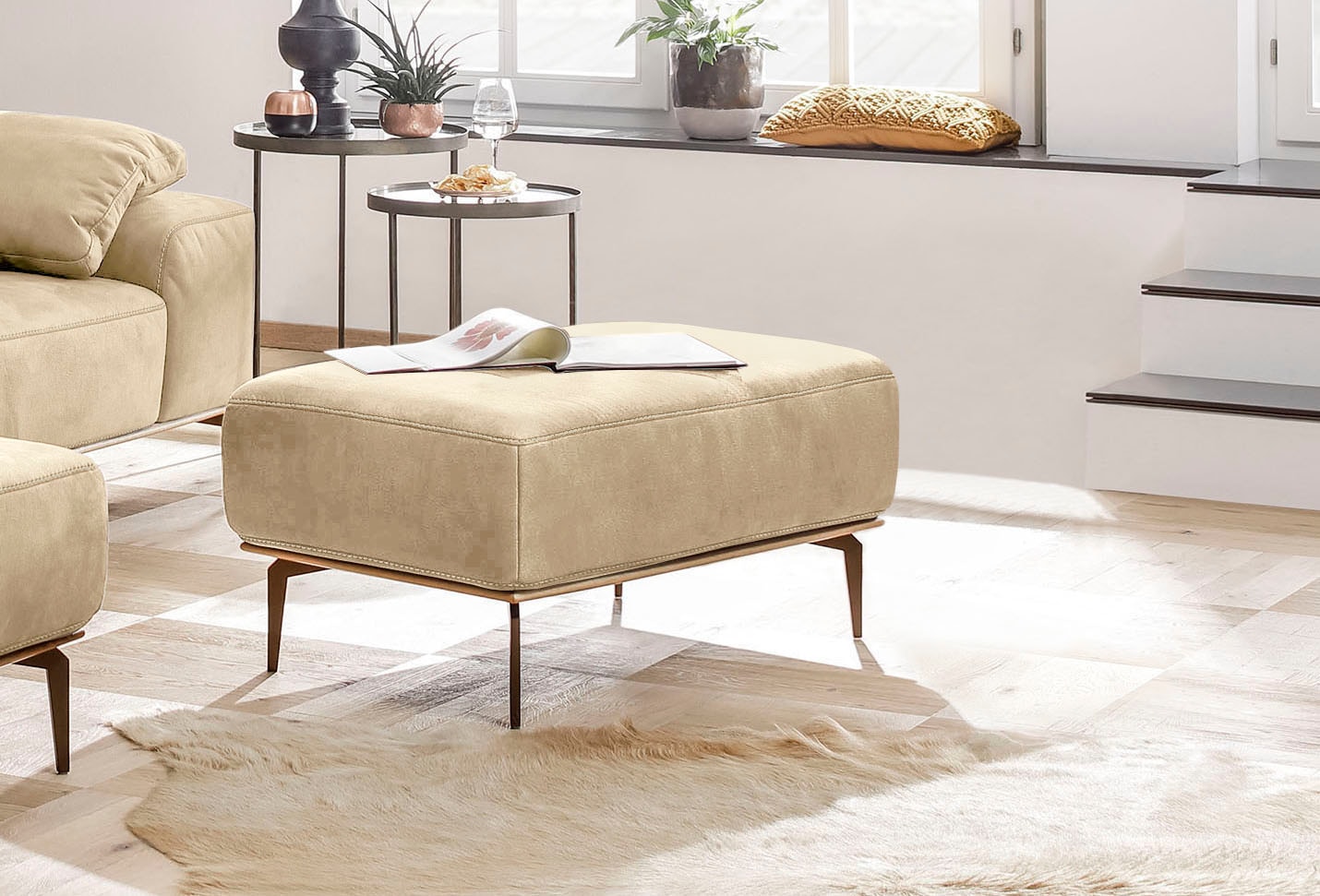 Polsterhocker W.SCHILLIG "run", beige (sahara s37), B:75 H:46 T:60, Stoff S37 (100% Polyester);ROHLEDER Chenille-Flachgewebe Q2 W77 (68% Polyacryl, 32% Polyester);Stoff S37 (100% Polyester), Hocker, mit Holzsockel, Füße in Bronze pulverbeschichtet,... Image