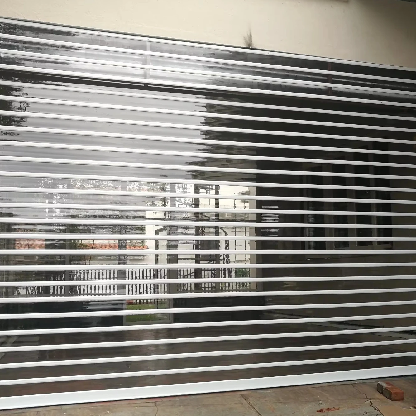 Moderne, hochtransparente Rolltor-Tür aus Polycarbonat, wasserdichte Eingangstür mit rollender, offener, fertiger Kunststoffoberfläche