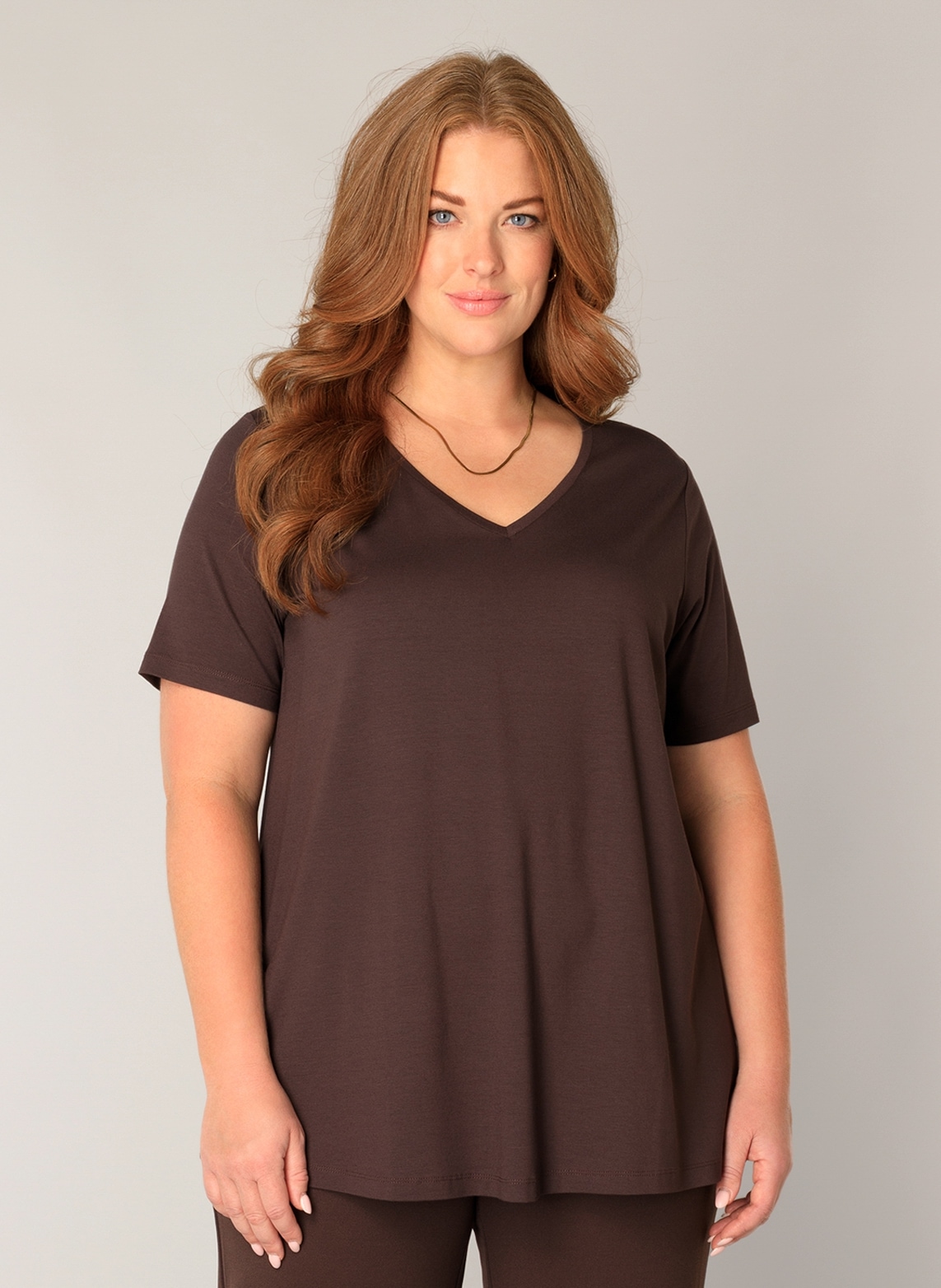 T-Shirt BASE LEVEL CURVY "Alba", Damen, Gr. 52, braun, Single Jersey, Obermaterial: 94% Viskose, 6% Elasthan, unifarben, figurumspielend hüftlang, V-Ausschnitt, abgesteppt, Shirts T-Shirt, mit V-Ausschnitt