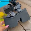 Silberne, mit Nieten verzierte Plateau-Sandalen, runde, offene Zehen, höhenvergrößernde Schuhe für Damen, Sommer-Punk-Stil, Sandalen mit Schnallenriemen