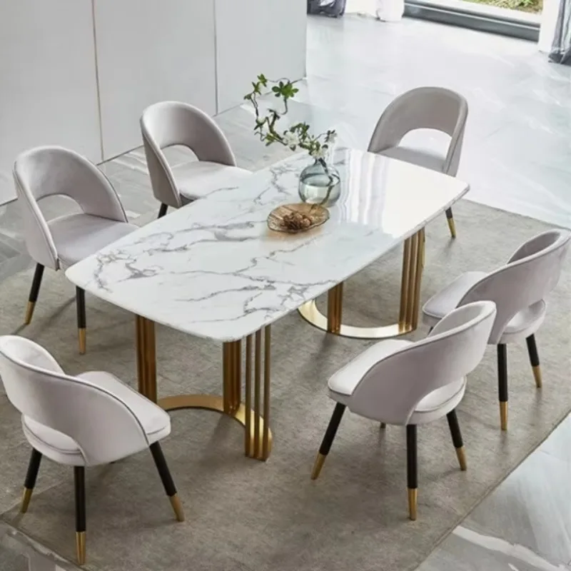 Langer Tisch aus goldenem Stahl, 6-Sitzer. Modernes Luxus-Esstischset aus Marmor mit Stühlen