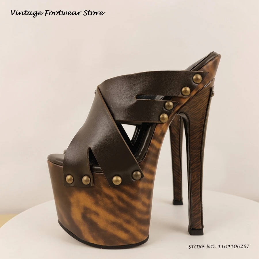 Nietenbesetzte Leder-Plateau-Pantoletten, rund, offener Zehenbereich, Holzeffekt, dünne High-Heels-Schuhe, Damen-Sommer-Punk-Stil, modische Hausschuhe