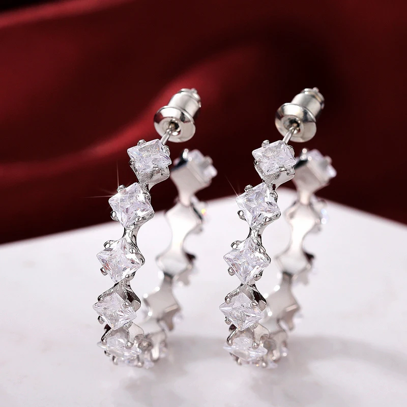 Huitan Frauen großen Kreis Ohrringe Luxus Prinzessin Quadrat Zirkonia Creolen Silber Farbe moderne Mode weiblichen Schmuck Image