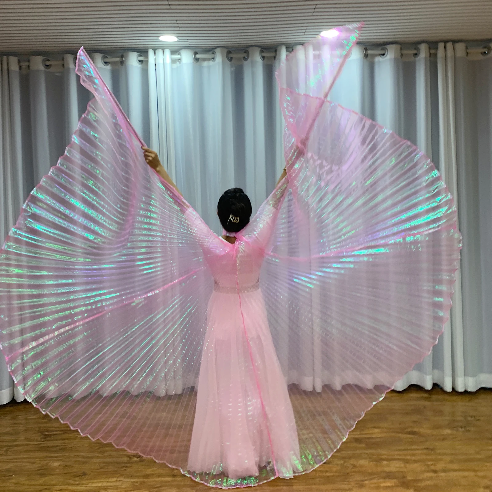 Bauchtanz Performance tragen erwachsene Kinder Tänzer Feen flügel zeigen Bühnentanz Kostüme Farbe Schmetterling Isis Flügel Requisite durchführen Image