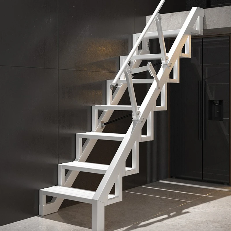 Klapptreppe an der Wand. Dachbodentreppe für den Haushalt. Seitenwand-Trittleiter-Loft. Duplex-Rolltreppe für kleine Wohnungen im Innenbereich Image