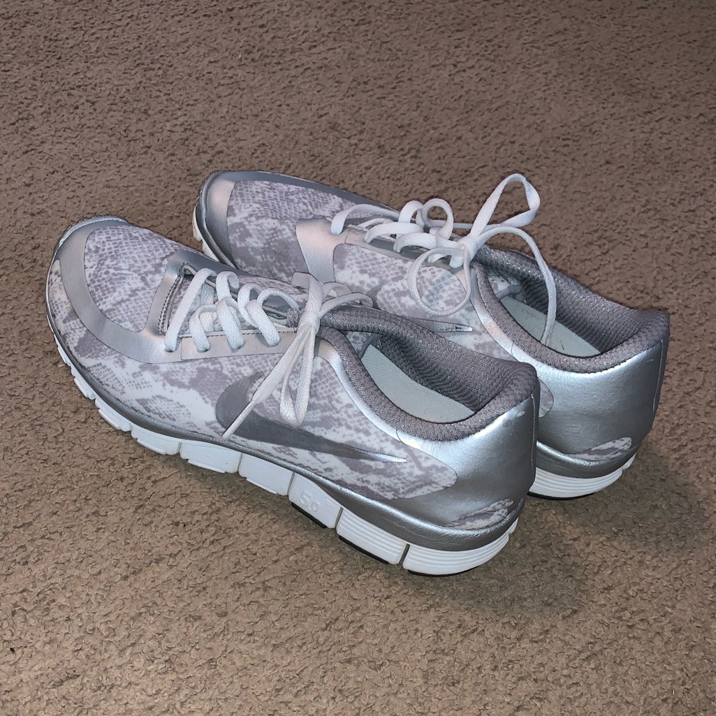 Nike Shoes | White And Gray Nike Free Rn 5.0 Tennis Shoes | Color: Silver/White | Size: 10