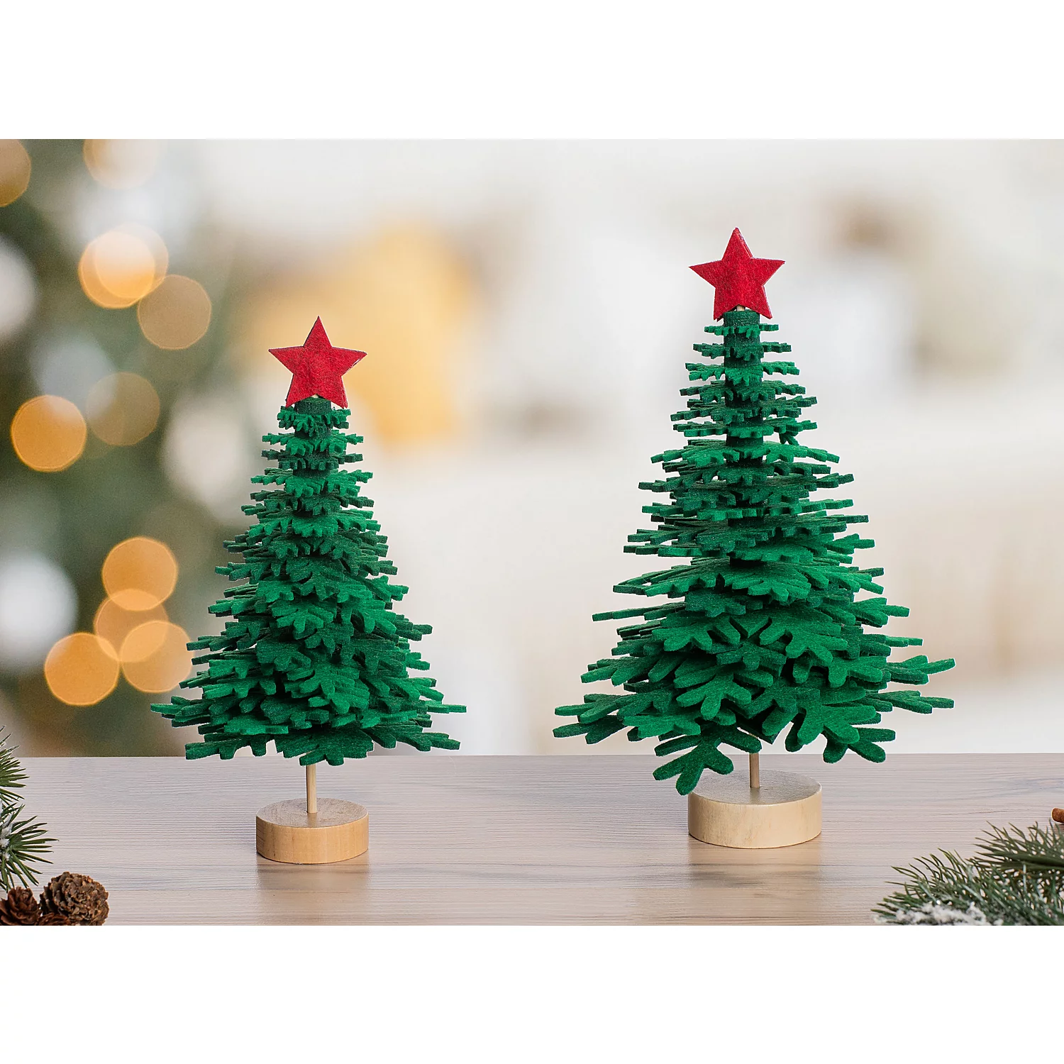buttinette Filz-Bausatz 3D-Tannenbäume, grün-rot, 2 Stück Image