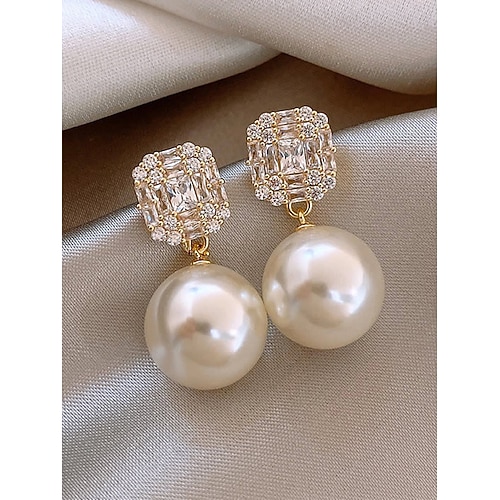 Damen-Perlenohrringe mit Kristall-Strass – Statement-Ohrstecker in Gold mit Cluster-Anhänger oben, eleganter Schmuck aus Legierung für die Arbeit, Verabredungen und formelle Anlässe Image