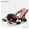 Mehrfarbige Sanduhr-Absatz-Leder-Pantoletten, quadratisch, offener Zehenbereich, seltsamer Stil, Absatz, moderne Hausschuhe, Sommer-Pull-On-Damenschuhe