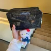 Japanische schwarz bestickte Hello Kitty Make-up-Tasche Vintage Cartoon tragbare Aufbewahrungstasche mit Hello Kitty Charm Geburtstagsgeschenk