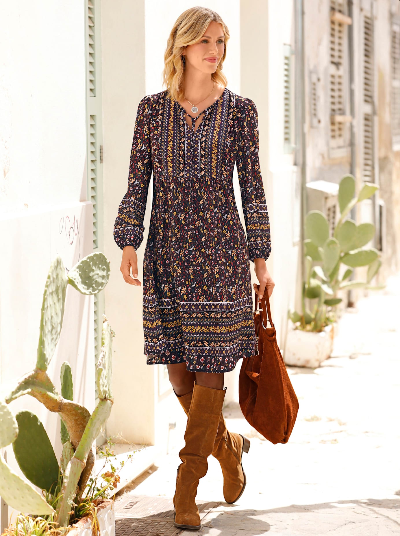 Tunikakleid INSPIRATIONEN "Druck-Kleid", Damen, Gr. 52, Normalgrößen, braun (schwarz, rotbraun, bedruckt), 100% Viskose, bedruckt, geblümt, gemustert, mehrfarbig, knielang, Rundhals, Kleider Image