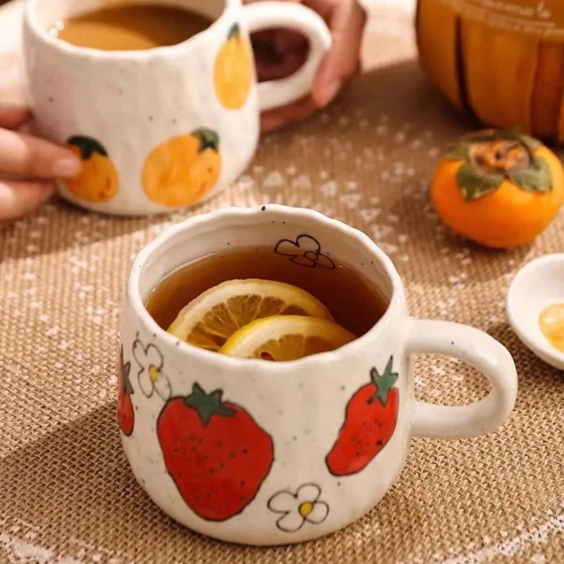 Perfekt für Zuhause, Büro, Event-Geschenke und Weihnachtsgeschenke. Handbemalte Halloween-Kaffeetasse aus Keramik mit Erdbeermuster-Design Image