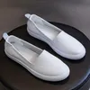 Kleine weiße Lederschuhe für Damen, flach, 2024, Frühjahr, neue All-in-One-koreanische Freizeitschuhe, atmungsaktive Ärmel, einzelner Schuh, faule Schuhe
