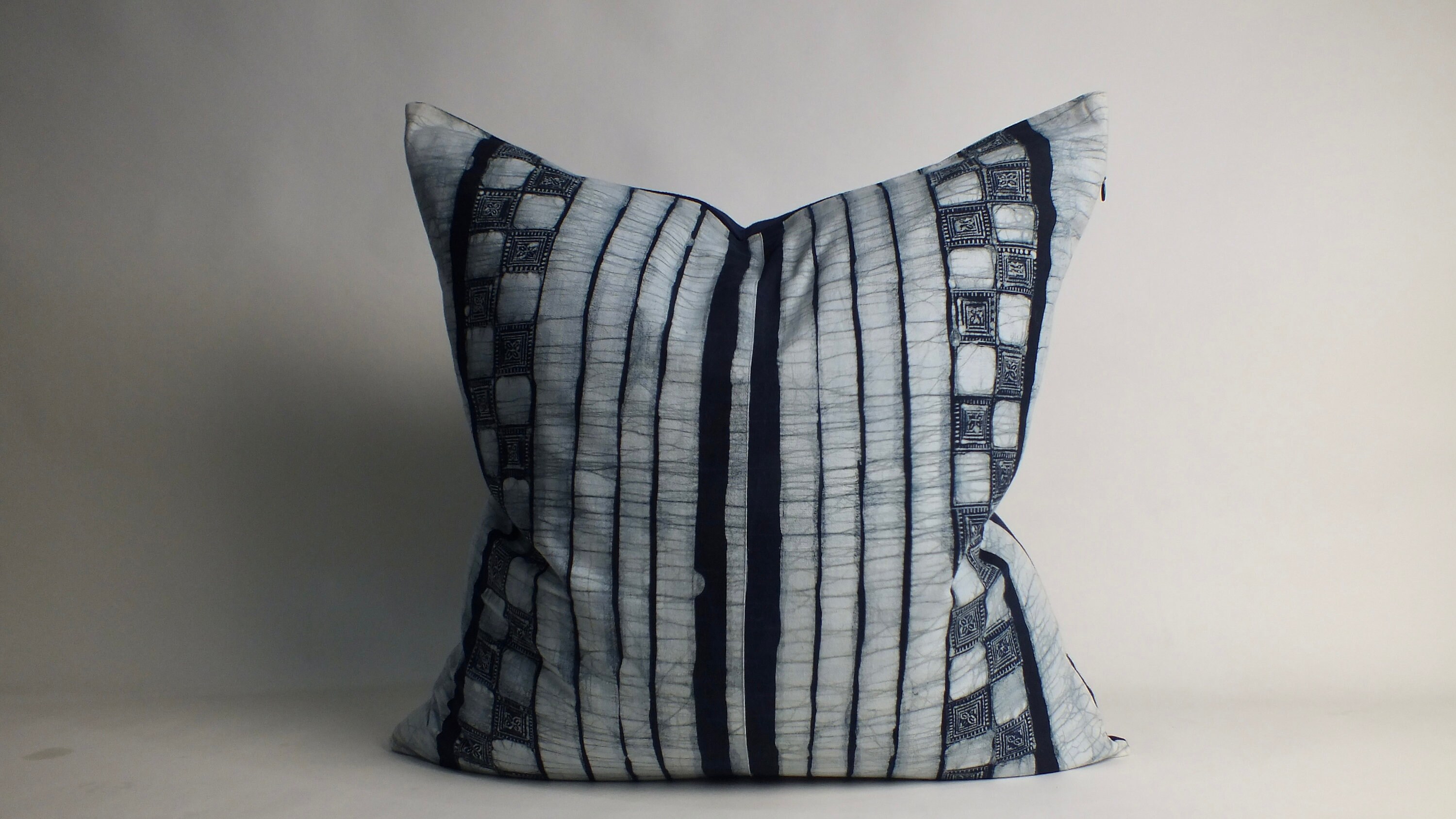 Housse de coussin fait main batik hmong : décor tribal ethnique (22 x 22 po.)