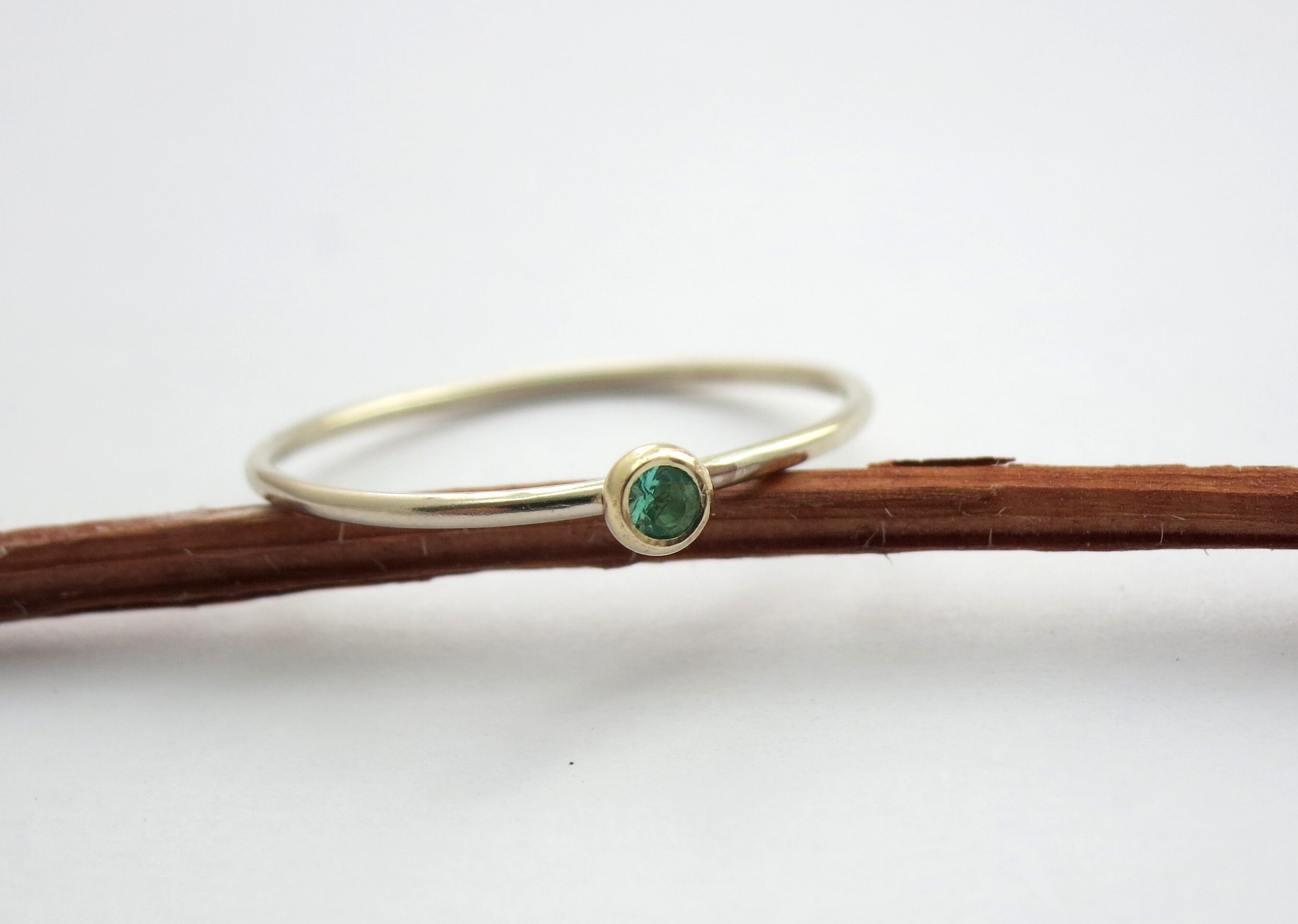 Anello in oro smeraldo, anello in oro sottile, anello in oro sovrapposto, anello in oro massiccio, anello in oro delicato, anello minimalista, anello