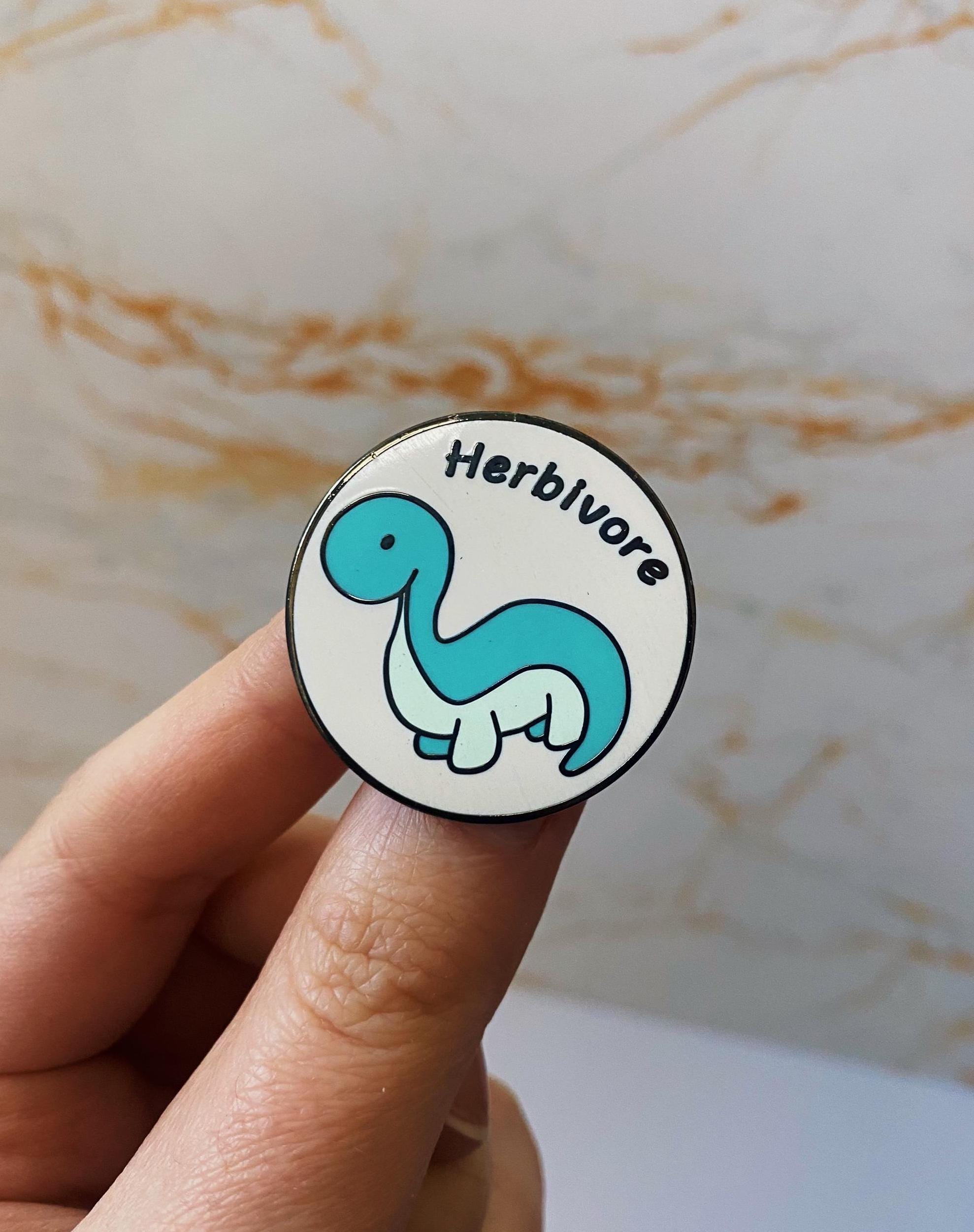 Spilla smaltata vegana Spilla a base vegetale Spilla vegana Regalo vegano Spilla smaltata con dinosauro Spilla smaltata per attivismo Spilla smaltata