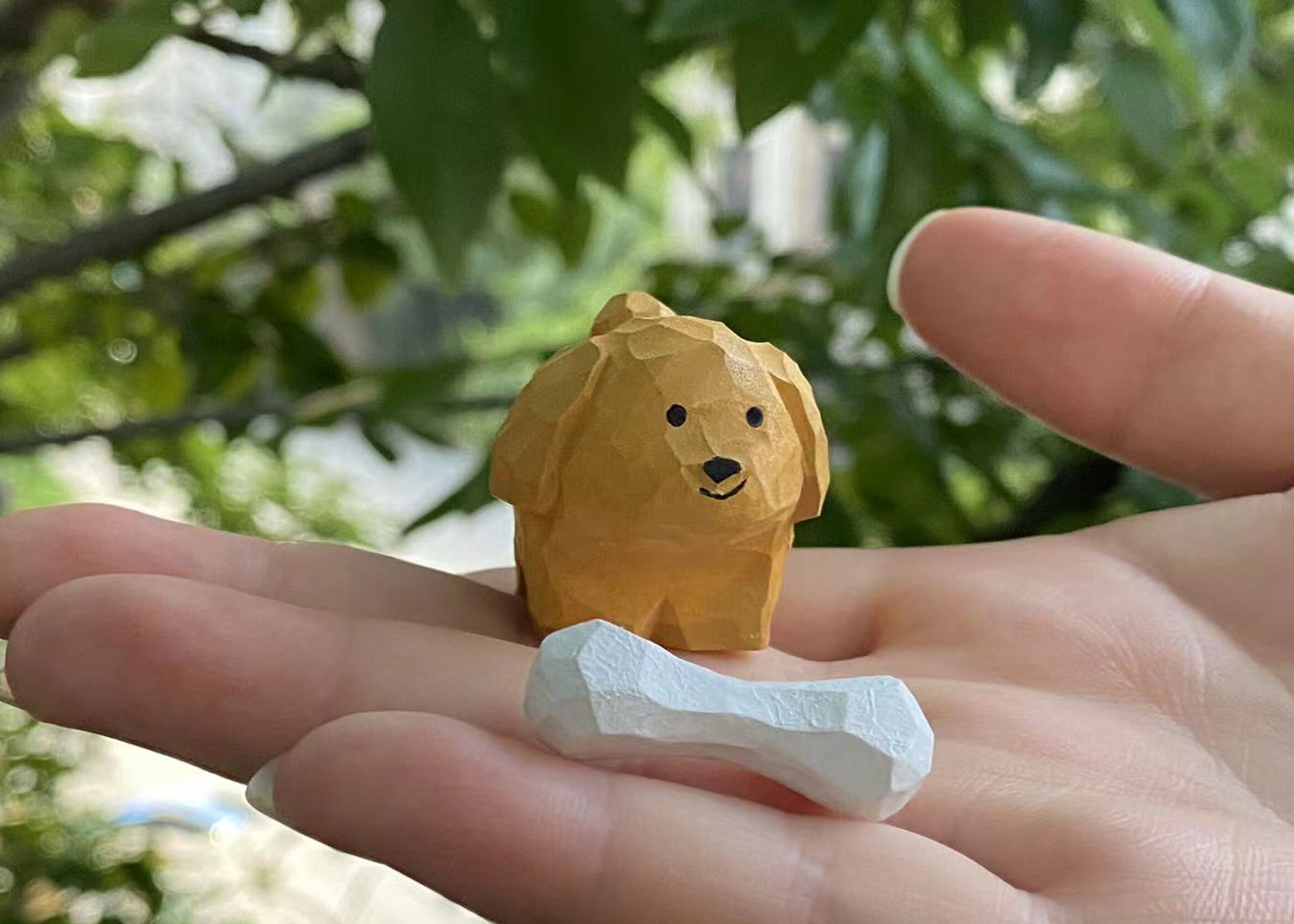 Mini statuetta di cucciolo in legno intagliata a mano per decorazione da scrivania, regalo, graziosi mini cani e ossa, statuetta ornamentale in legno