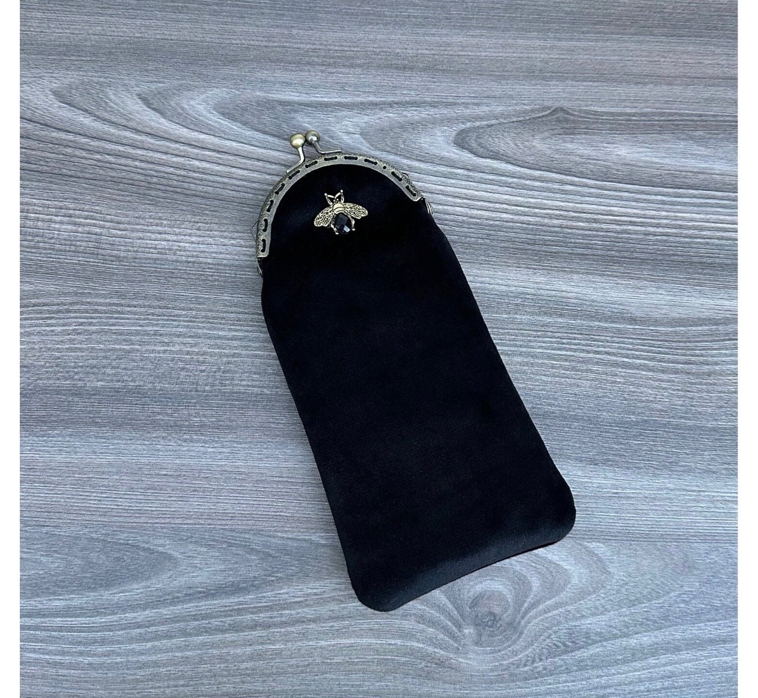 Astuccio per occhiali in velluto con chiusura a bacio. Astuccio per matite in velluto. Astuccio per occhiali in velluto nero.