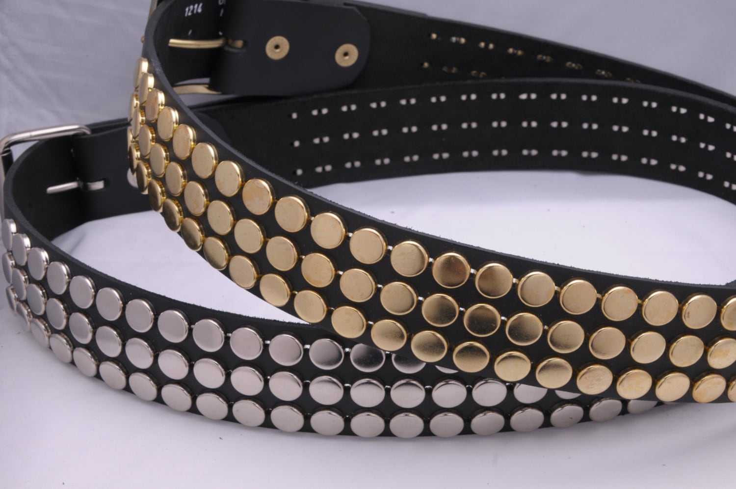 "Cintura in pelle pieno fiore fatta a mano, larga 1-3/4\" (45 mm), 3 file di borchie a testa piatta NY/77 da 1/2\" (13 mm), argento/cromo, oro/dorato, co"