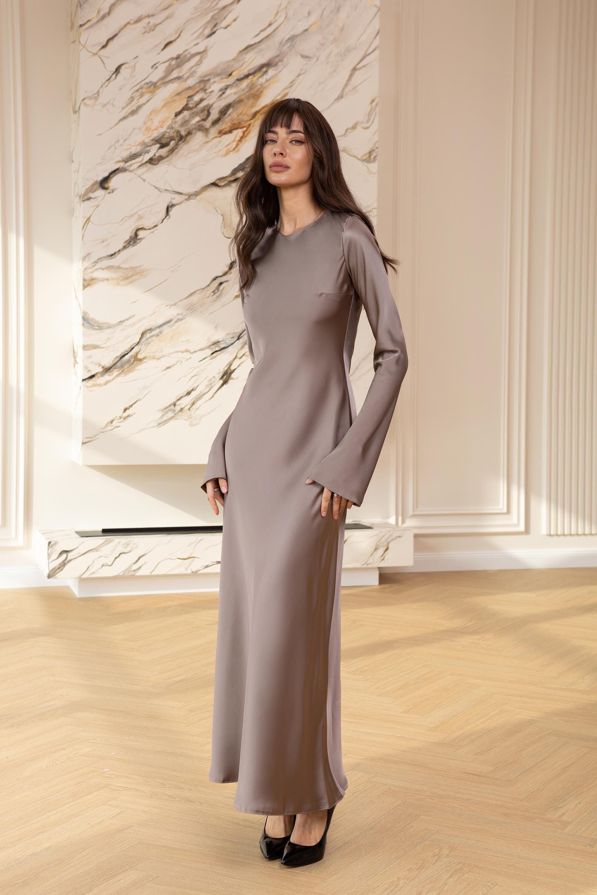 Abito lungo in raso beige, Abito in raso beige, Abito in raso beige con maniche, Abito lungo minimal, Abito elegante beige, Abito lungo minimal