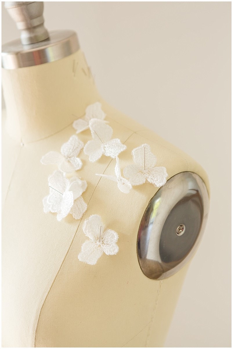 A17-112 //20 pezzi. Toppa con fiore in pizzo, fiore 3D da cucire, applicazione in pizzo con fiore 3D, fiore in pizzo 3D, applicazione in pizzo per abi