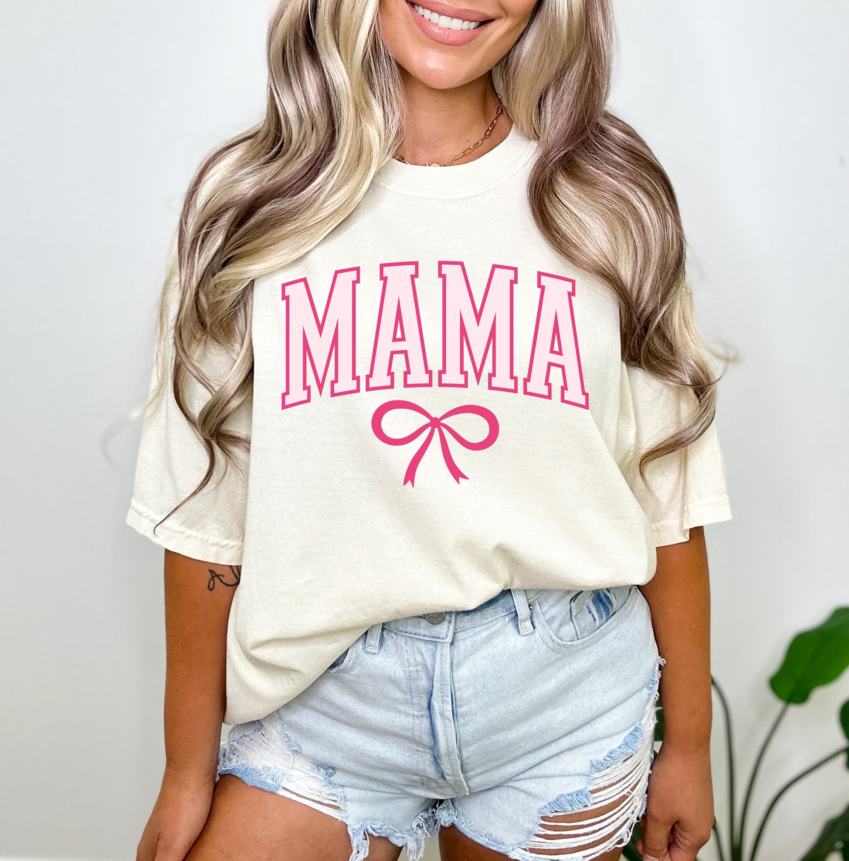 "File PNG + SVG \"Mama Pink Bow Varsity\", Design di maglietta estetica alla moda, Estetica ragazza morbida, Estetica civettuola, Nastri PNG SVG"