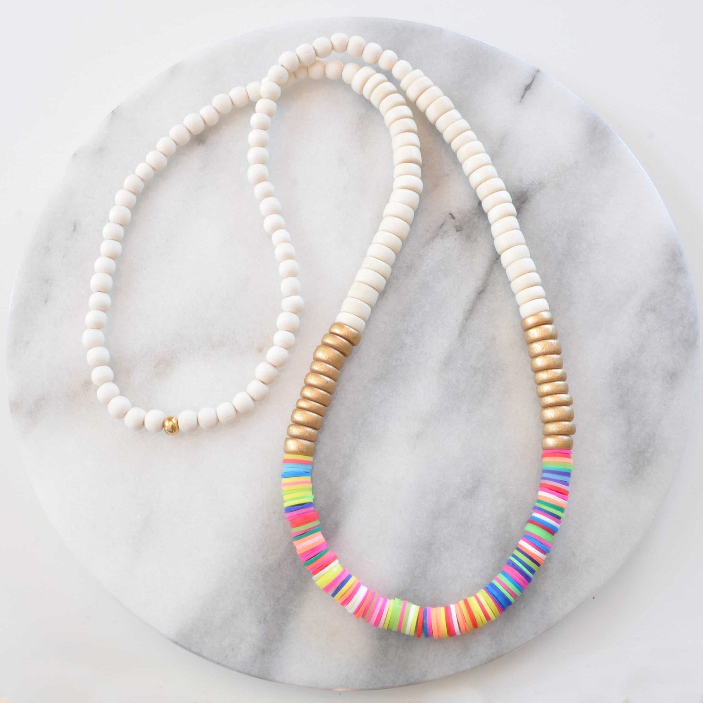 Collana di perline bianche e dorate, collana di perline di legno da surfista, collana di perline Heishi, collana Boho, collana Boho, collana di perlin