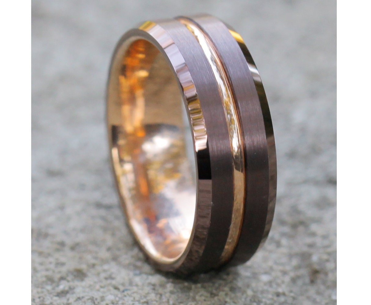 Fede nuziale in tungsteno Espresso, anello in tungsteno in oro rosa, fede nuziale in tungsteno da uomo, fede nuziale spazzolata, tungsteno da 8 mm, or