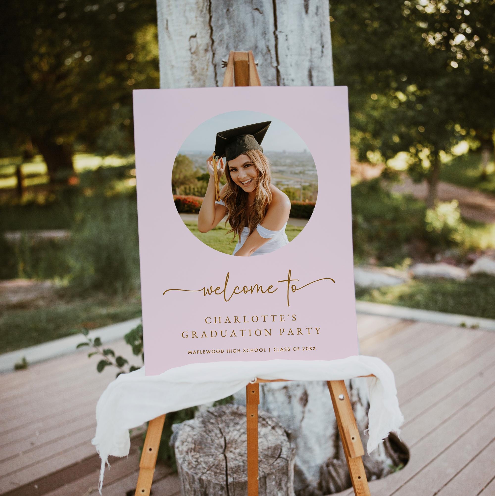 Modello di cartello di benvenuto per la festa di laurea rosa, poster di benvenuto per la laurea con foto, cartello di benvenuto per la laurea moderno