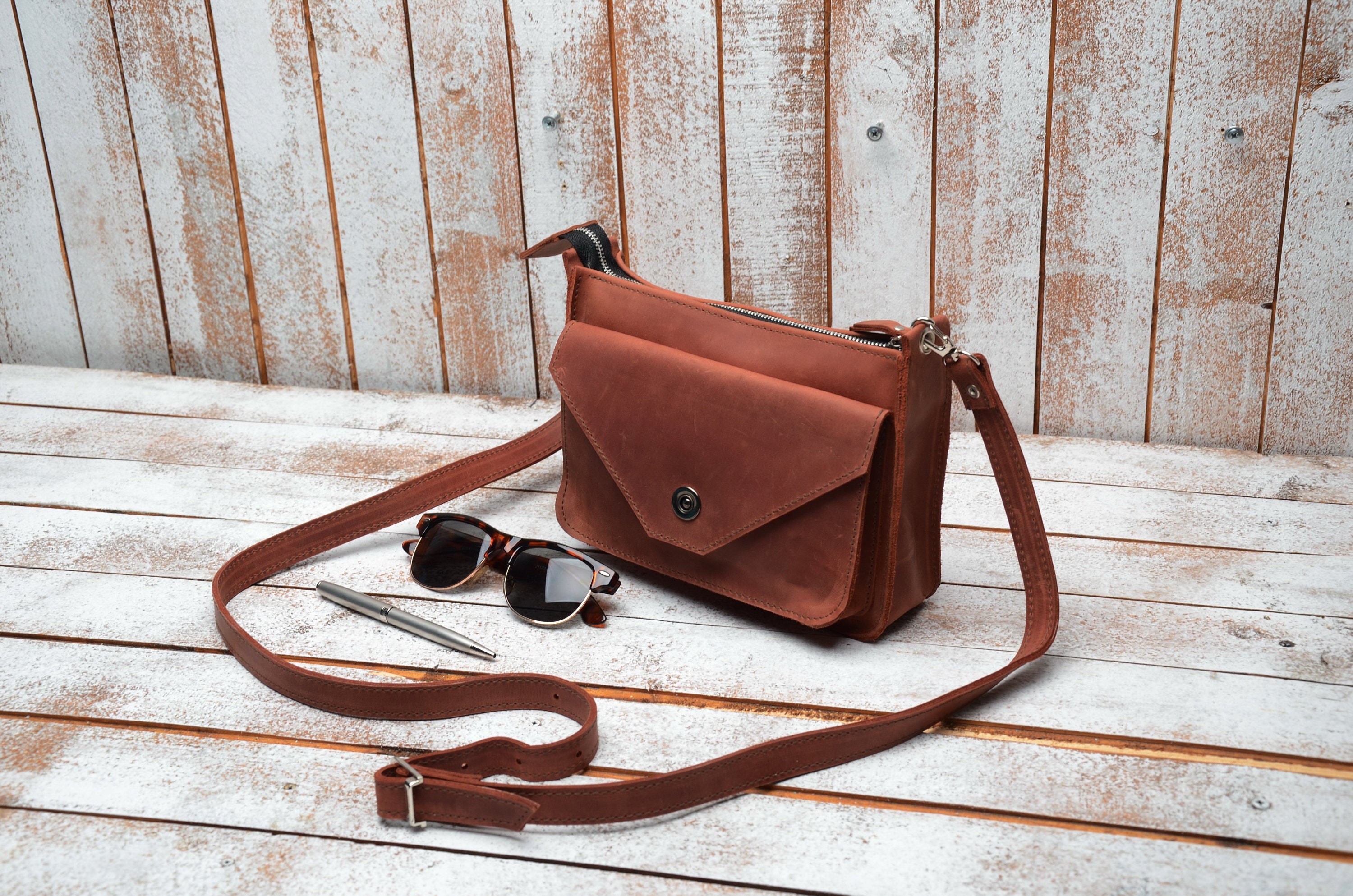 Borsa in pelle. Borsa in pelle. Borse e borsette. Borsa a tracolla in pelle. Borse a tracolla. Piccola borsa a tracolla. Borsa. Borsa da donna. Borsa