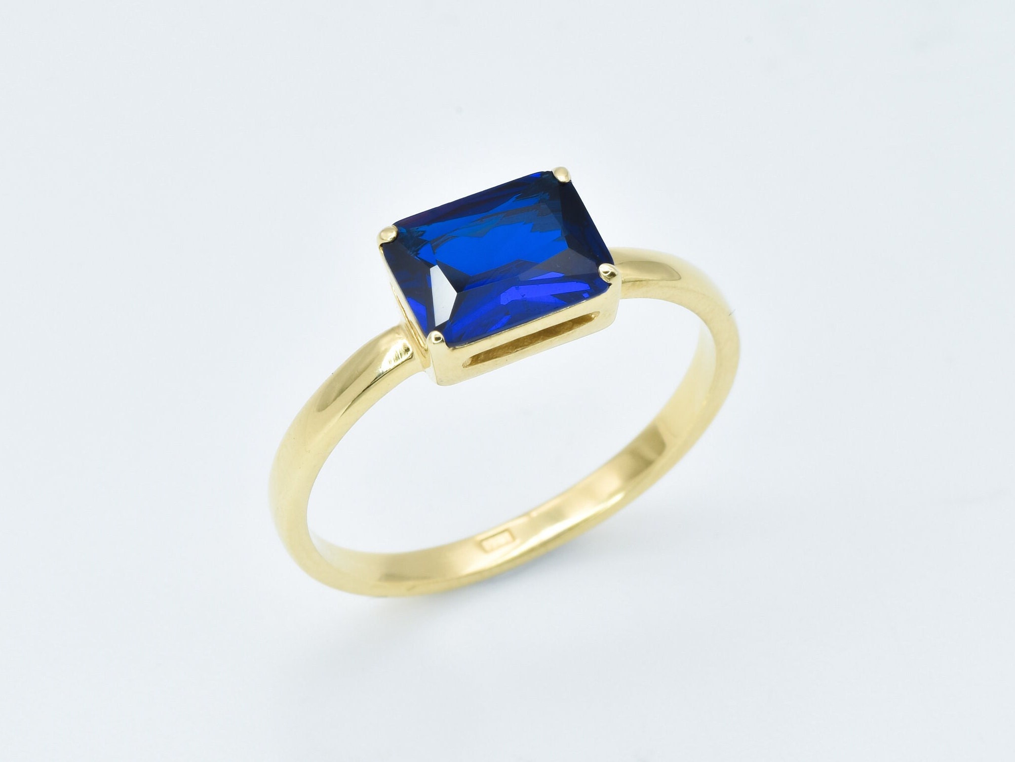 Anello con zaffiro in oro, anello con zaffiro orizzontale, anello con zaffiro solitario, anello con zaffiro blu, anello di fidanzamento blu, anello co